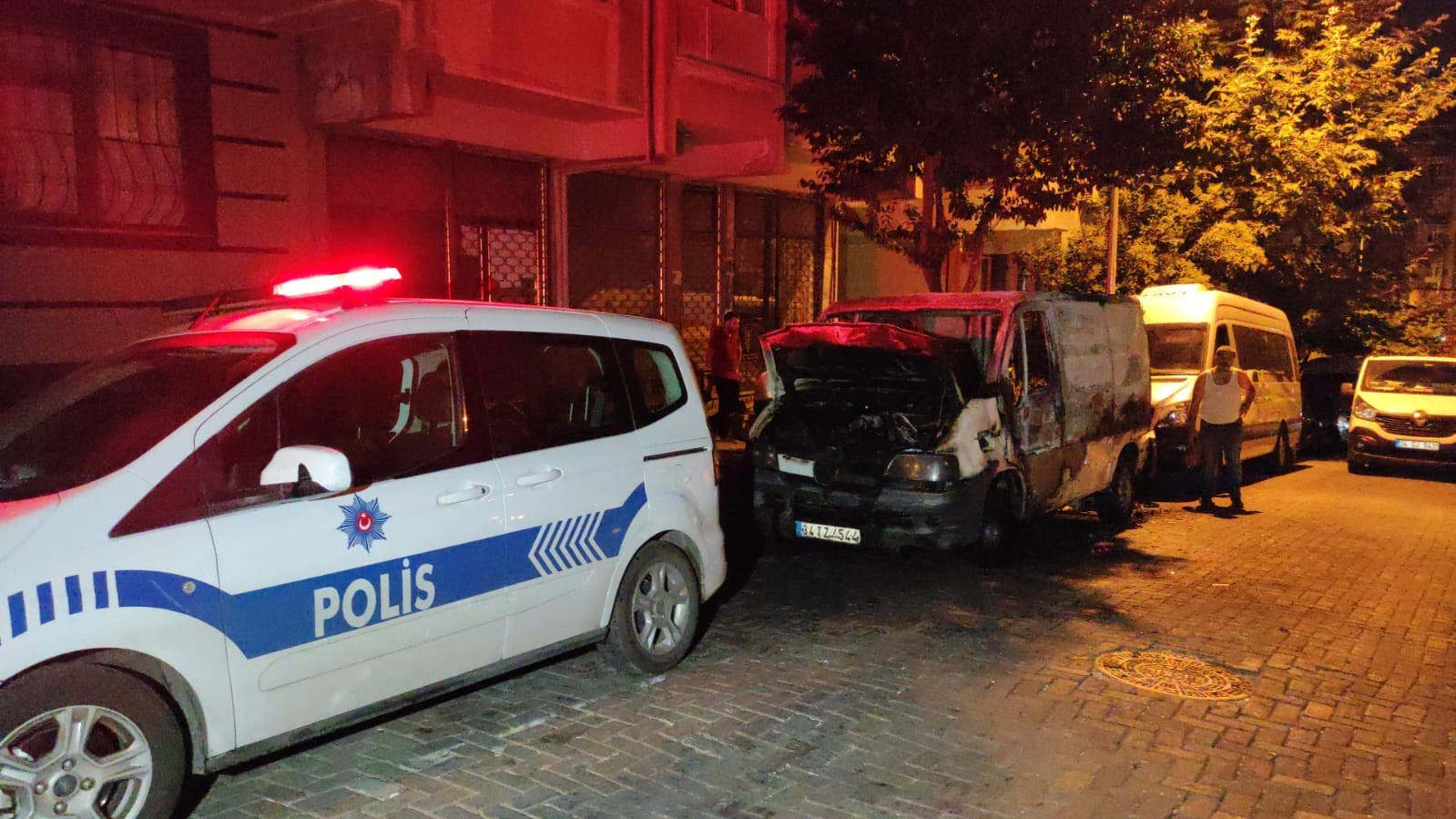 Panelvan minibüs sokak ortasında alev alev yandı