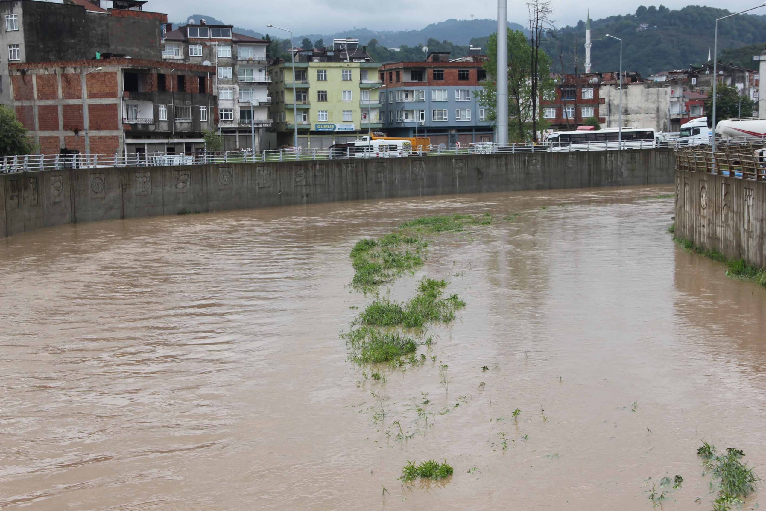 Ünye'de sağanak yağış hayatı olumsuz etkiledi