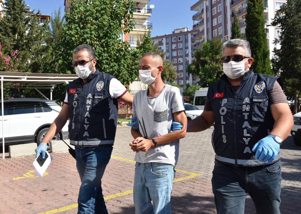 Annesini pompalı tüfekle öldürüp maaşını çekti