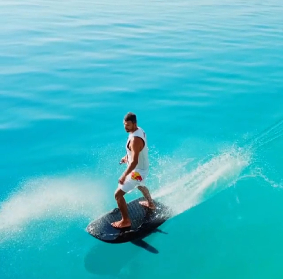 Milletvekili Salda Gölü'nde fliteboard yaptı