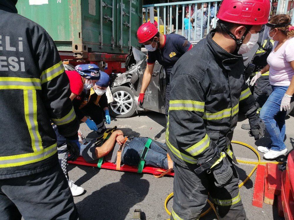Kocaeli'de tıra çarpan otomobilin içinde bulunan kadın öldü