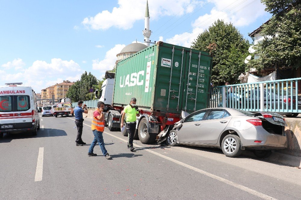 Kocaeli'de tıra çarpan otomobilin içinde bulunan kadın öldü