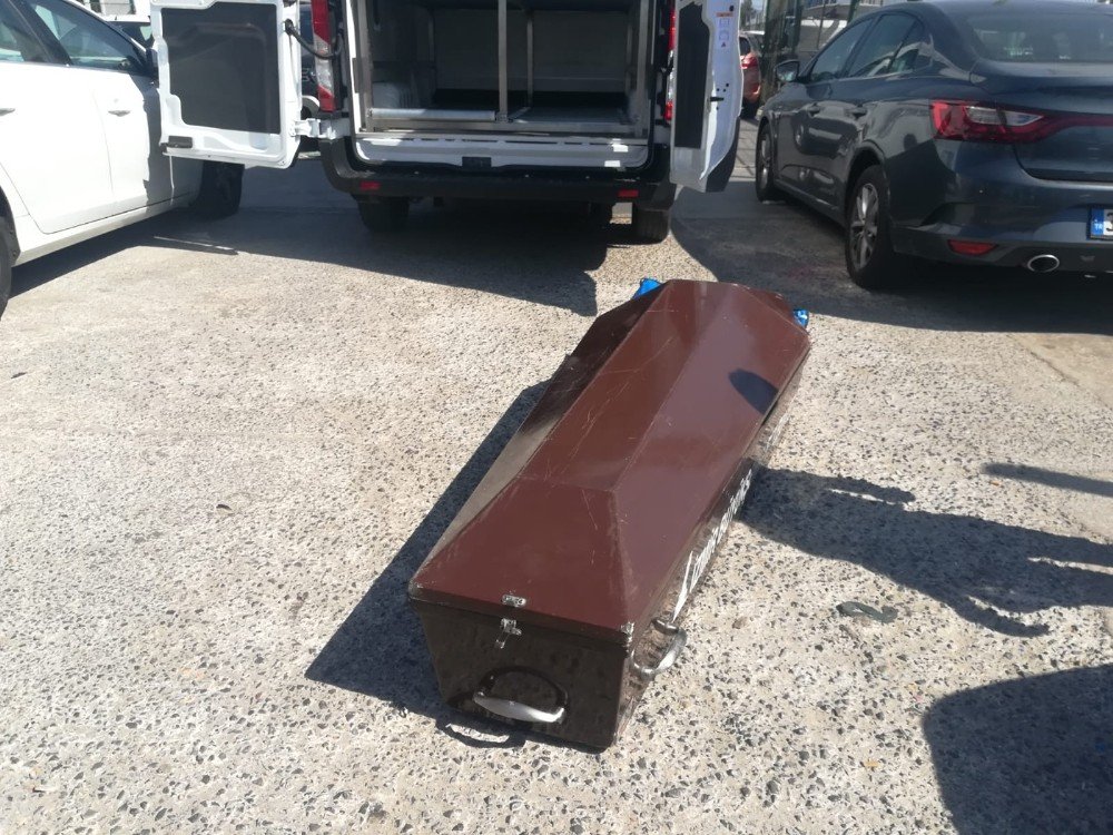 Arabalı vapurdan denize atlayan şahsın cansız bedeni karaya vurdu