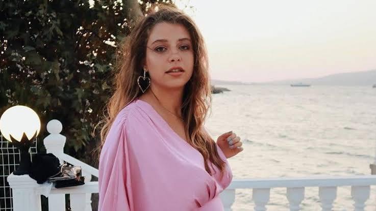 Gamze Erçel, sosyal medyadan Hande Erçel'in çocukluk fotoğrafını yayınladı!