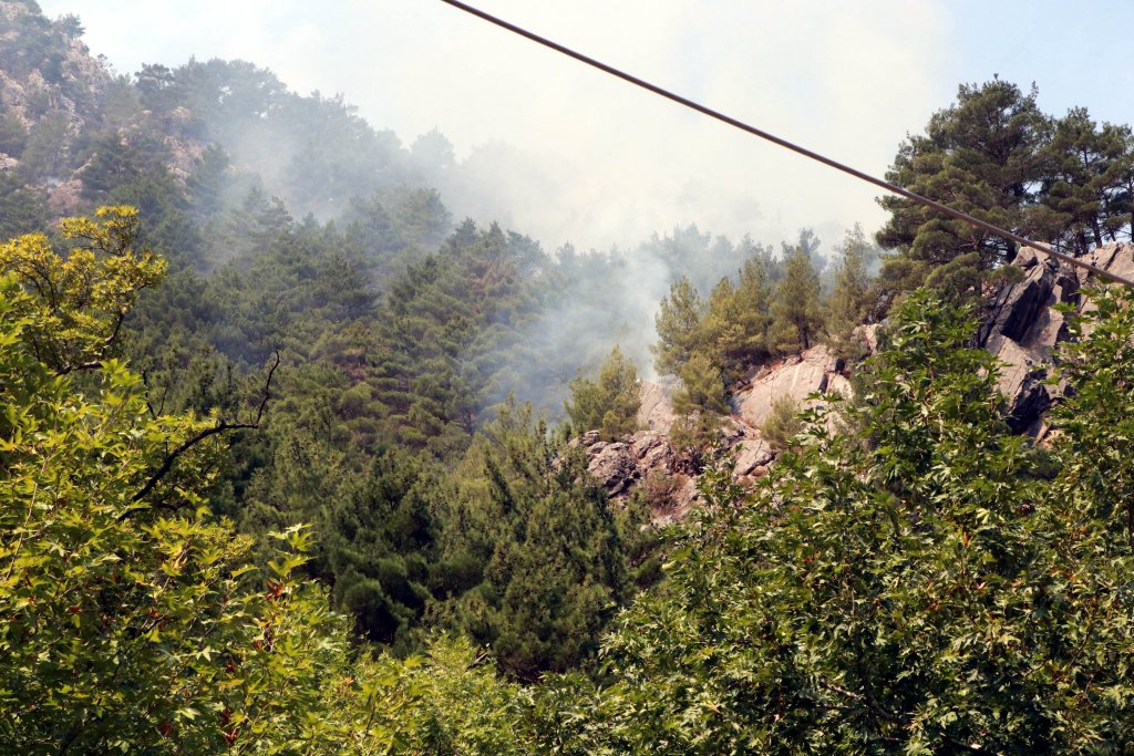 Pozantı'da 3 gündür devam eden yangına ekiplerden yoğun çabalı müdahale