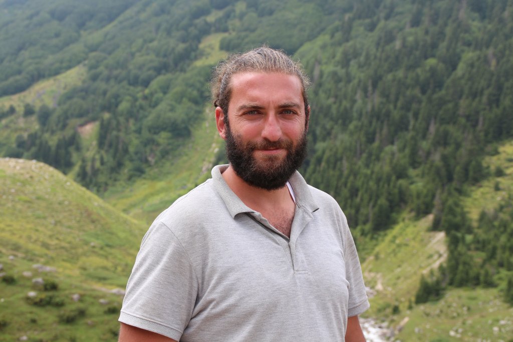 Yaylaya çöp bırakanlara uyarı: Bu bölge ineklerin piknik alanı!