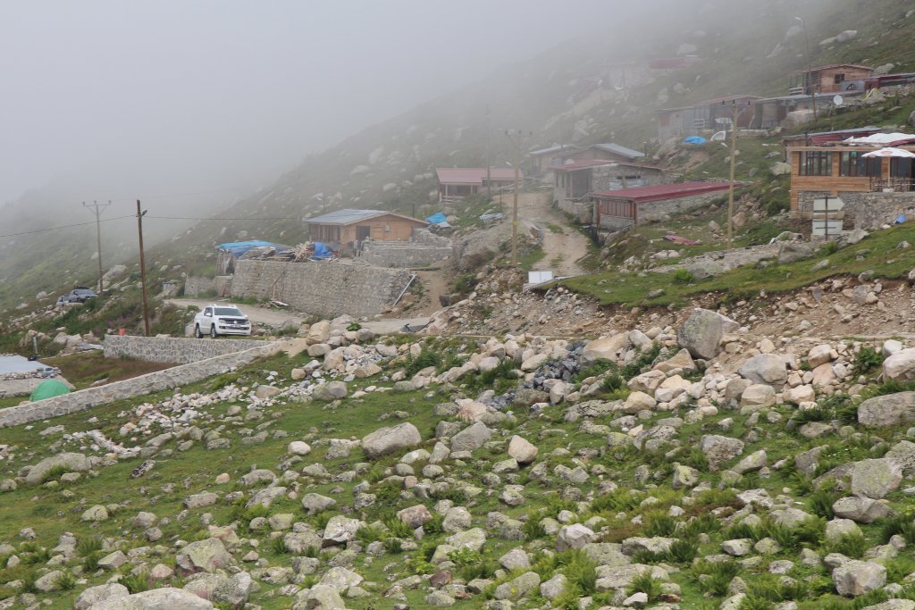 Yaylaya çöp bırakanlara uyarı: Bu bölge ineklerin piknik alanı!