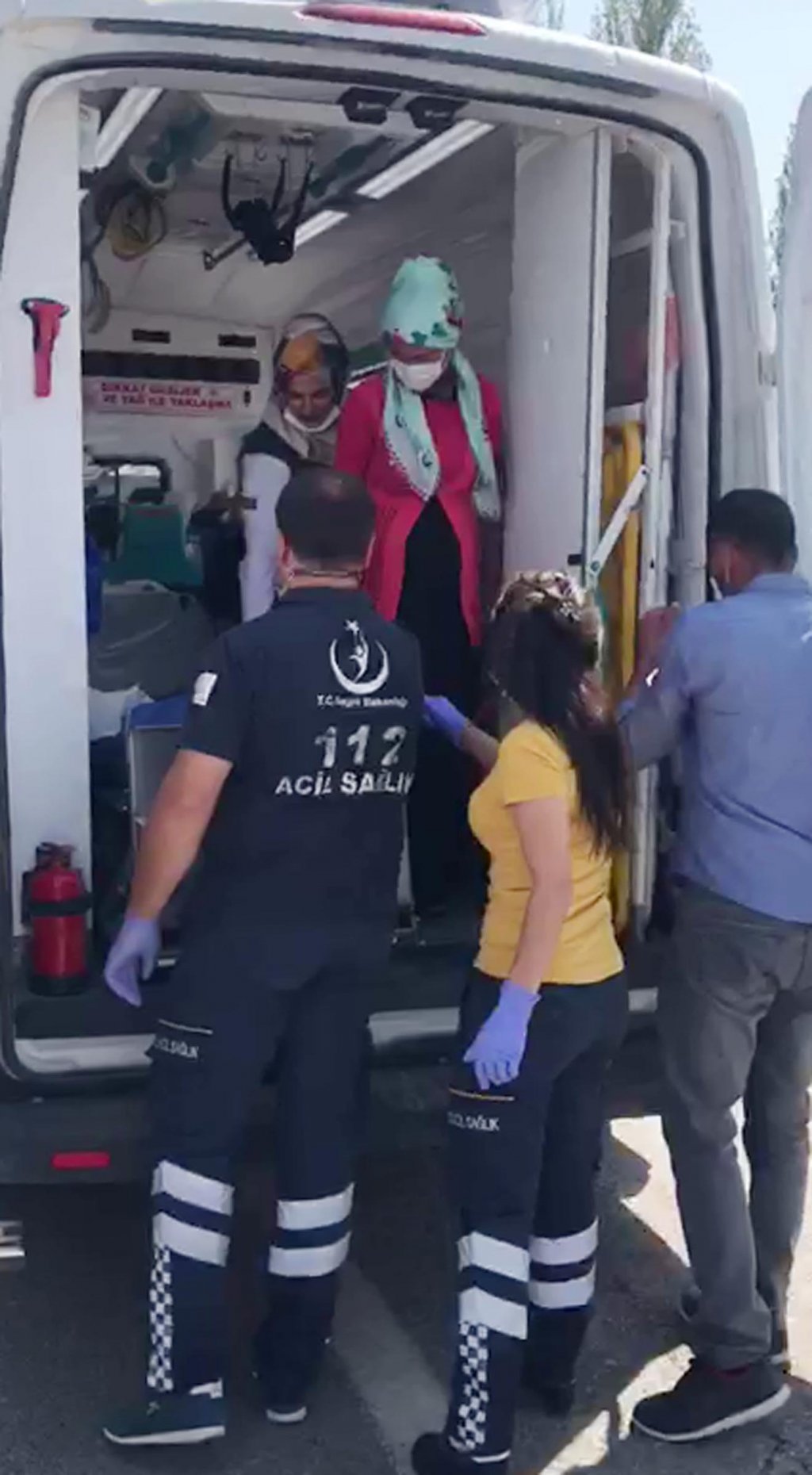 Iüdır'da kaza: Hamile kadını taşıyan ambulans otomobile çarptı