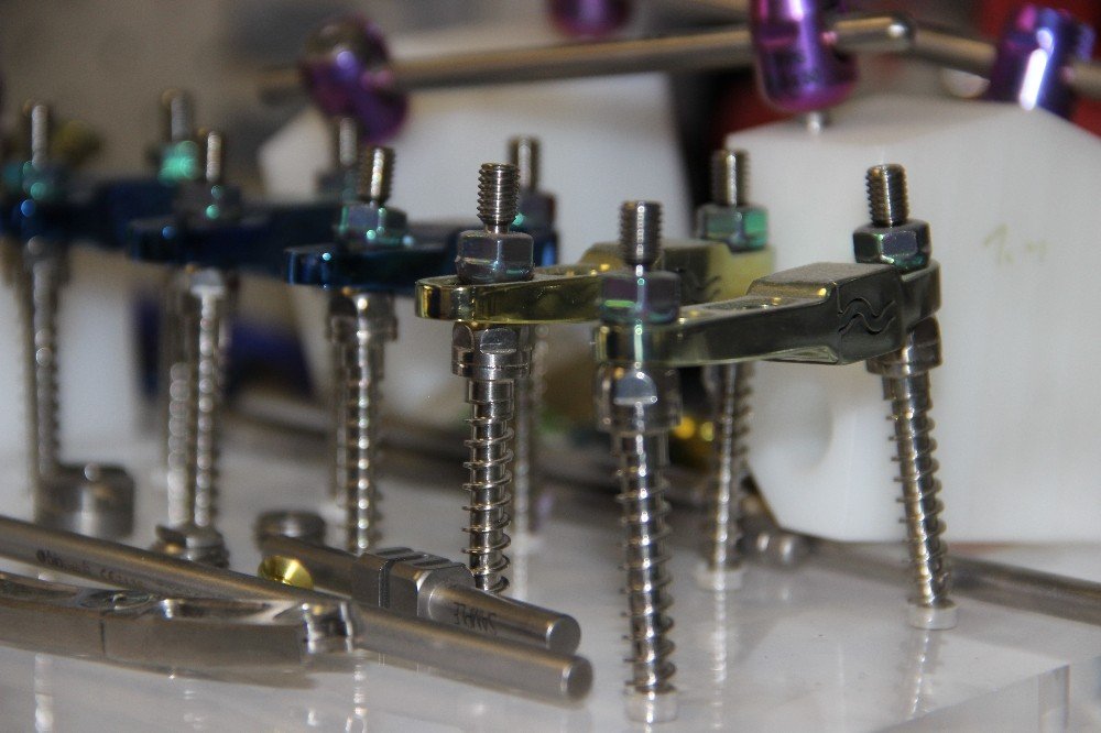 Tanesini bin 250 dolara aldığımız omurga vidaları artık ihraç ediliyor