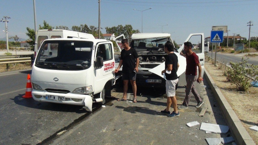 Antalya'da kaza: 2 kamyonet hurdaya döndü