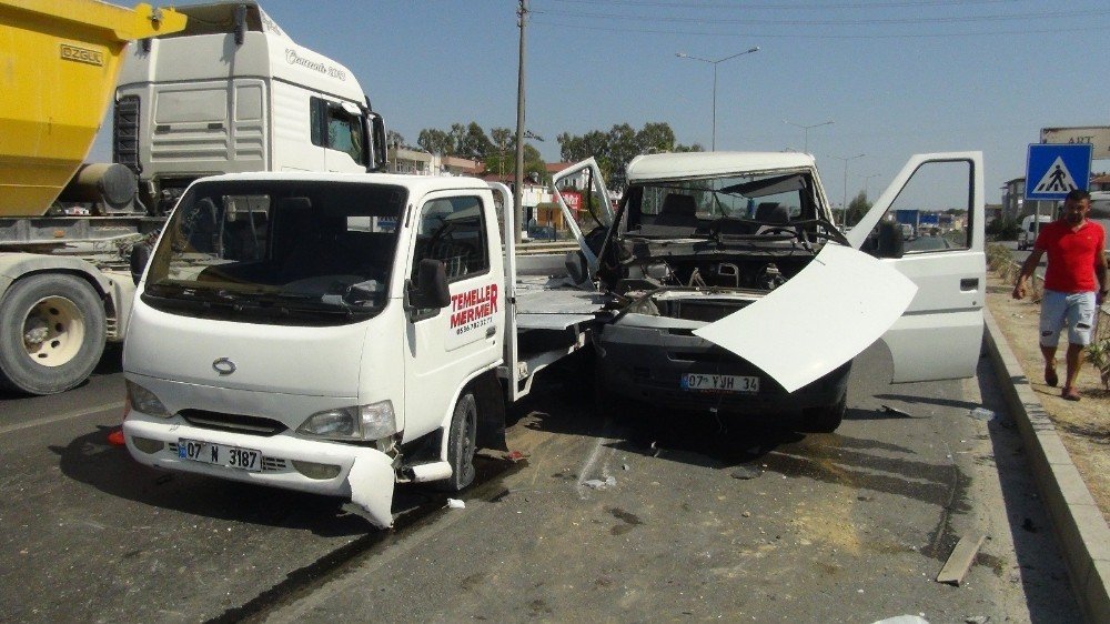 Antalya'da kaza: 2 kamyonet hurdaya döndü