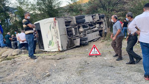 Artvin'de maden işçilerini taşıyan otobüs devrildi: 1 ölü, 10 yaralı
