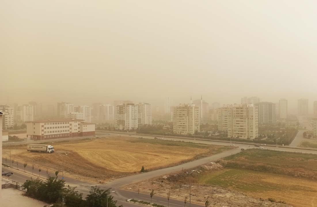 Ankara'da inanılmaz görüntüler! Polatlı'da toz fırtınası çıktı