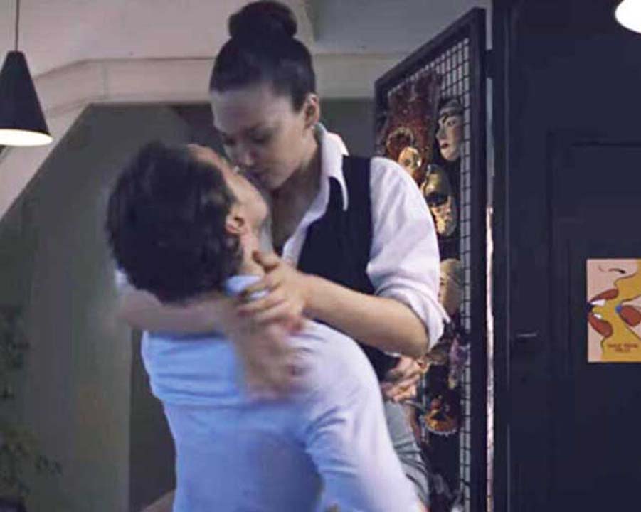 Atiye dizisinde Melisa Şenolsun ve Metin Akdülger'in öpüşmesi olay oldu