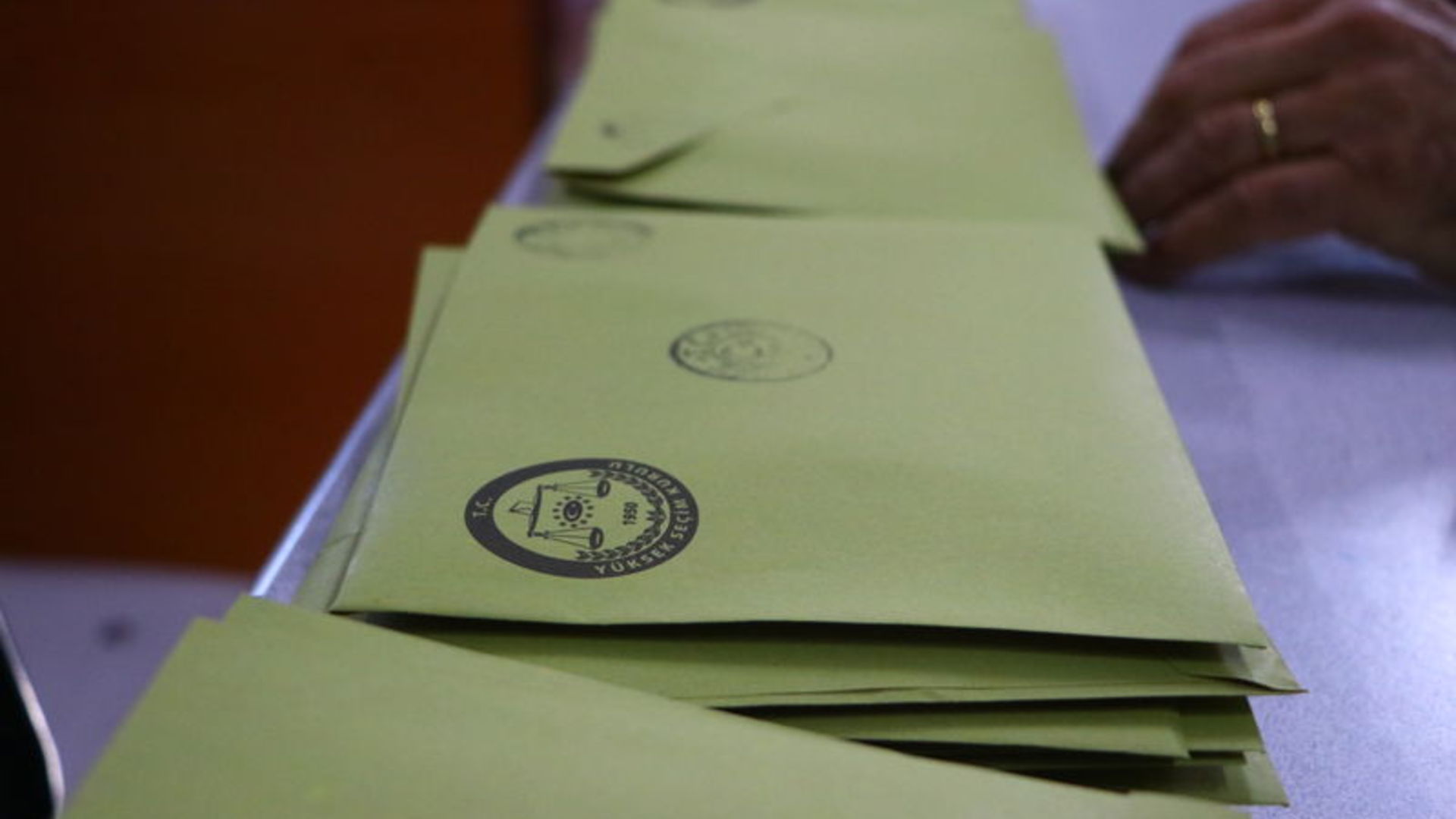 Rusya’da halk, ara seçim için sandıkta