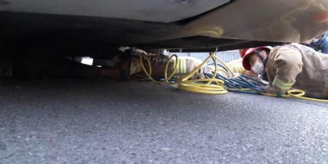 Yurt dışına gitmek isterken otobüsün altında mahsur kaldı