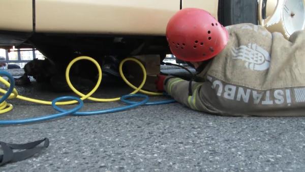 Yurt dışına gitmek isterken otobüsün altında mahsur kaldı