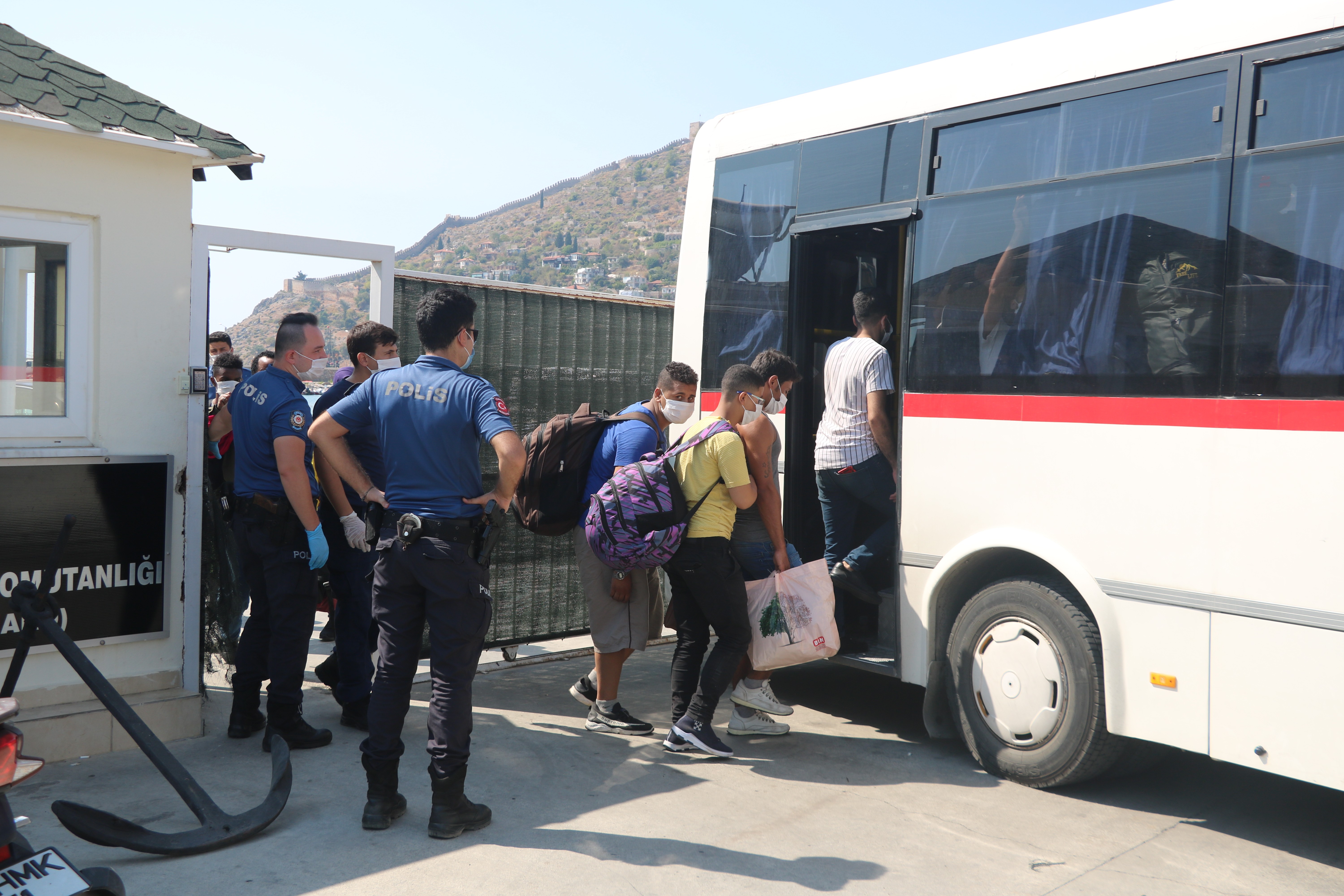Yasadışı yollardan yurt dışına kaçacaklardı! 120 kaçak göçmen yakayı ele verdi
