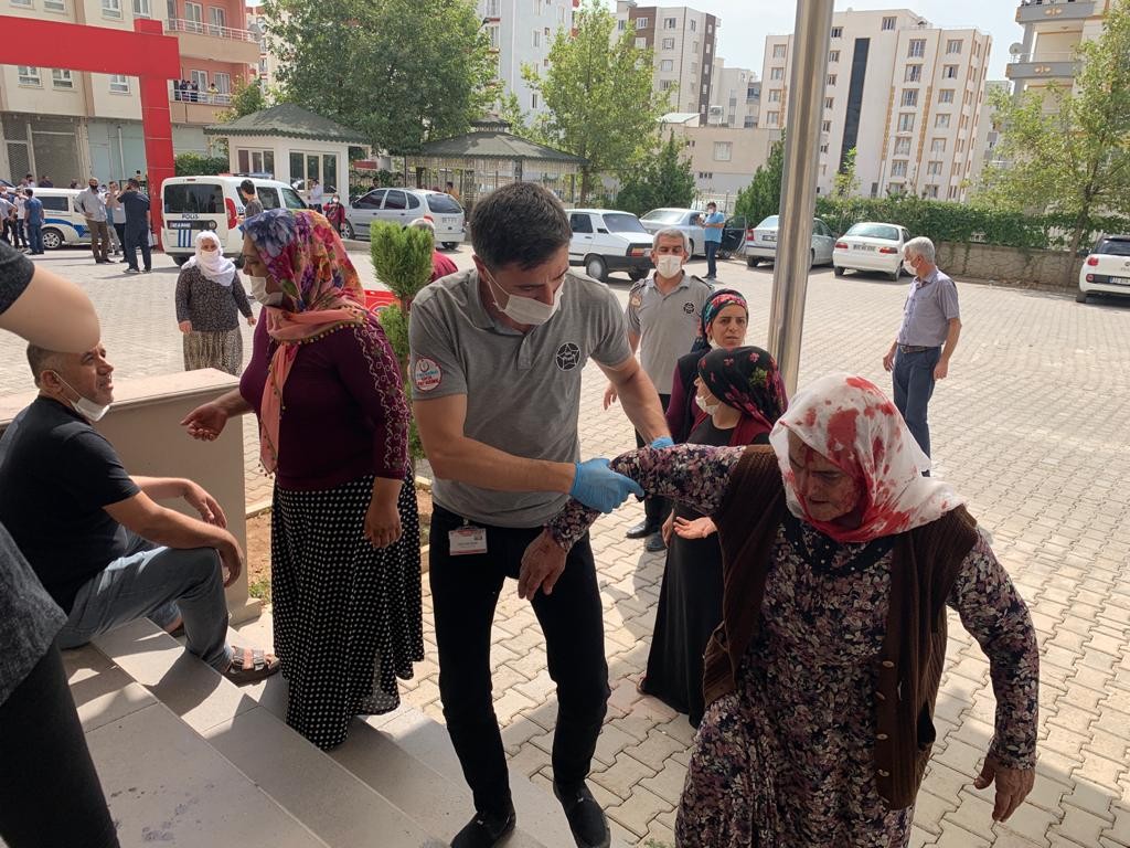 'Cenazeyi kim defnedecek' tartışmasında taşlı sopalı kavga!