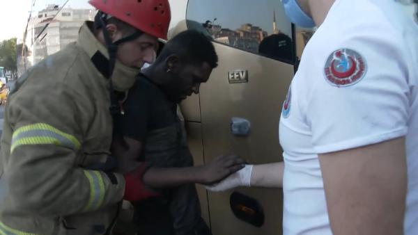 Yurt dışına gitmek isterken otobüsün altında mahsur kaldı