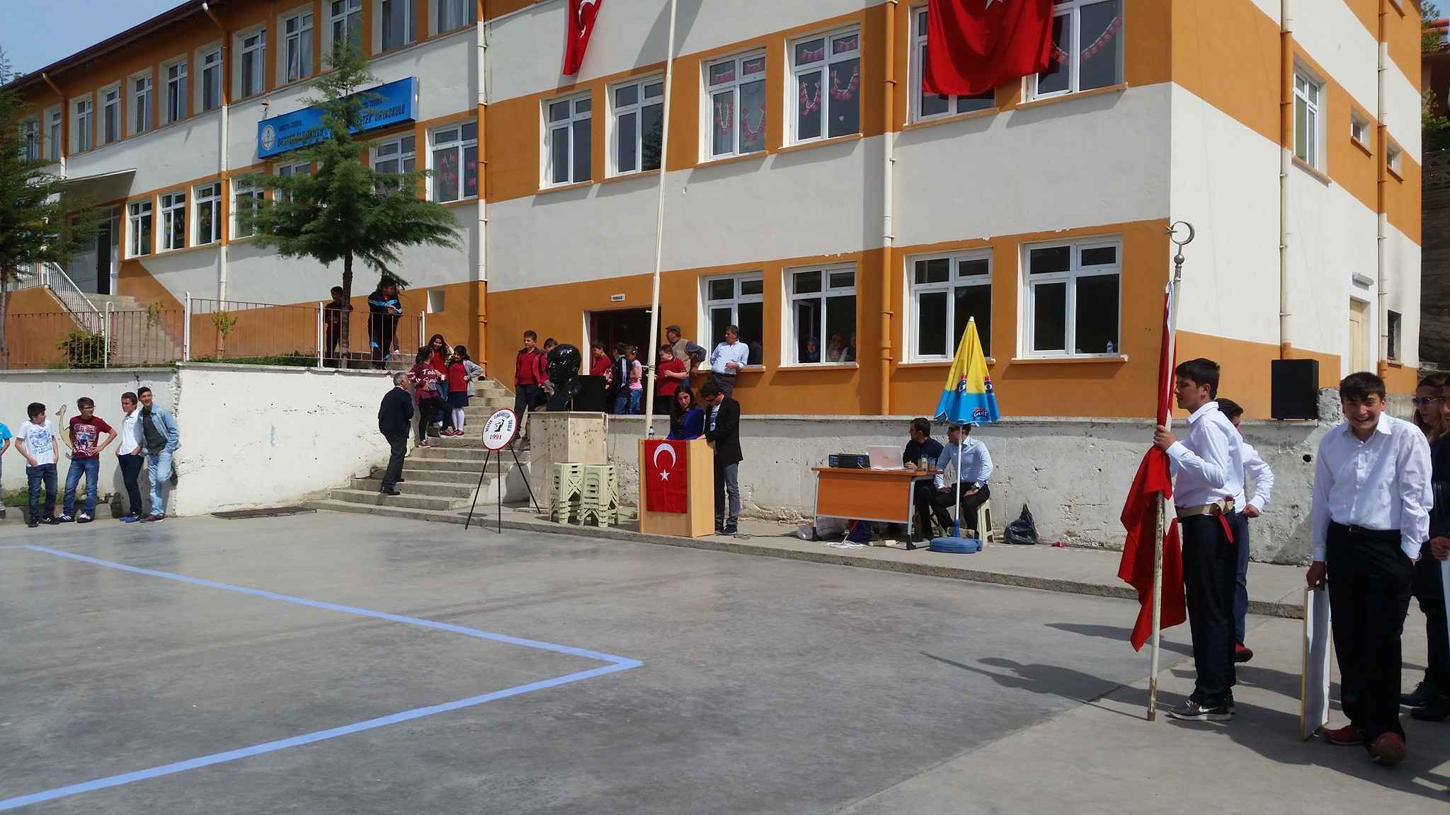 Amasya’da çocuklara yardım devam ediyor