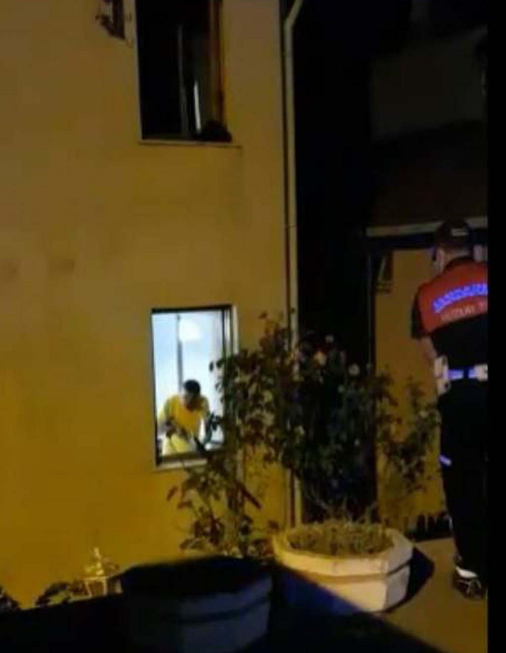 Hırsız sandığını iddia ettiği kadını av tüfeğiyle öldürdü