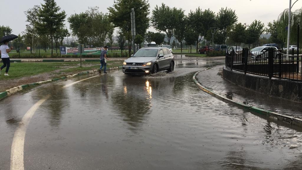 Bursa'da sağanak yağış, hayatı felç etti