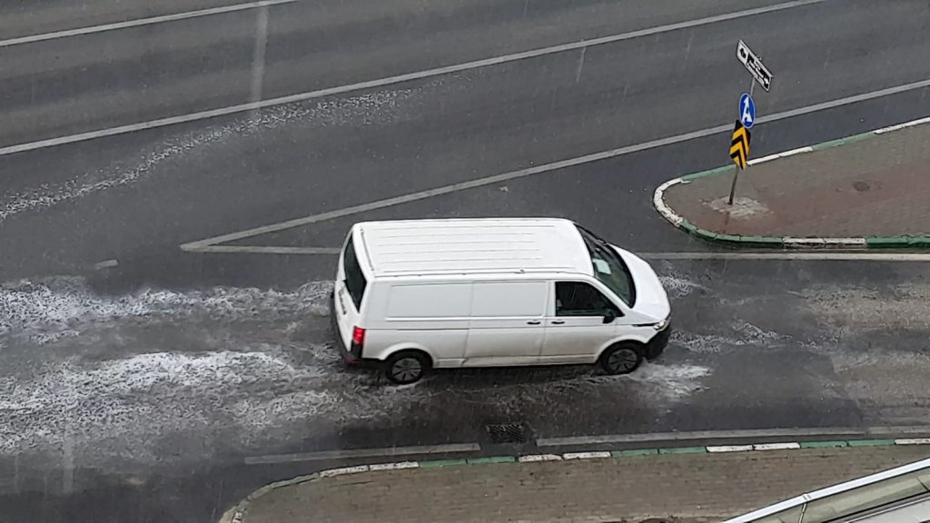 Bursa'da sağanak yağış, hayatı felç etti