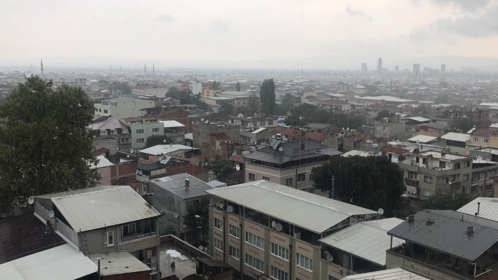 Bursa'da sağanak yağış, hayatı felç etti