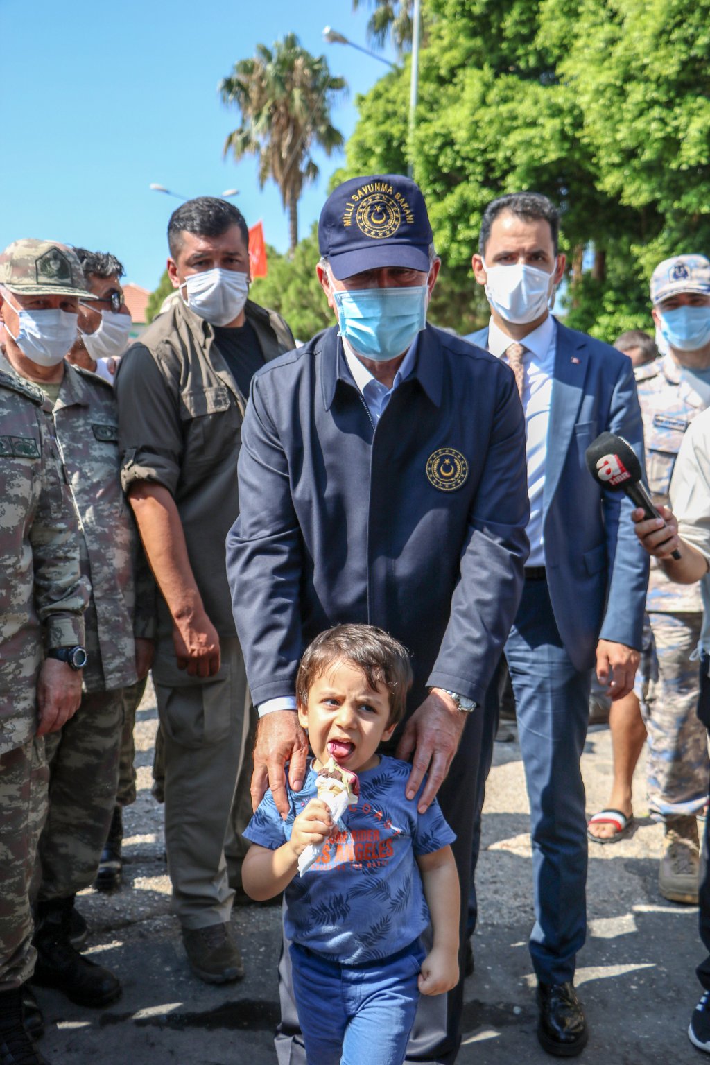 Bakan Hulusi Akar'dan barış mesajı