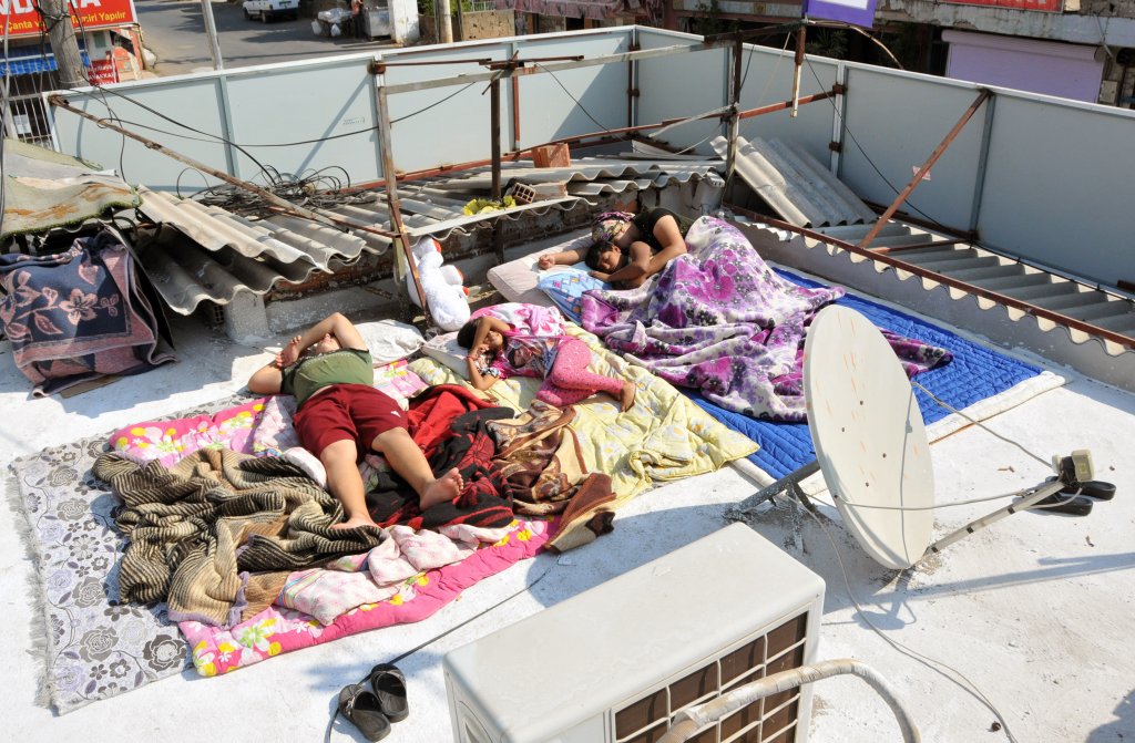 Evinden atılan kadın 3 çocuğuyla sokakta yaşam mücadelesi veriyor