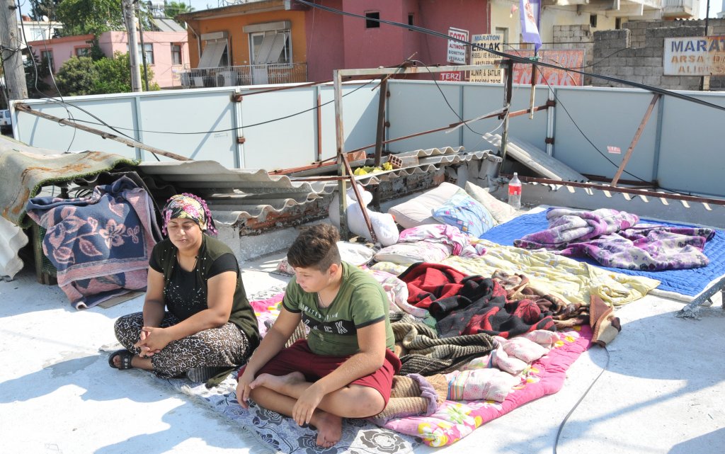 Evinden atılan kadın 3 çocuğuyla sokakta yaşam mücadelesi veriyor