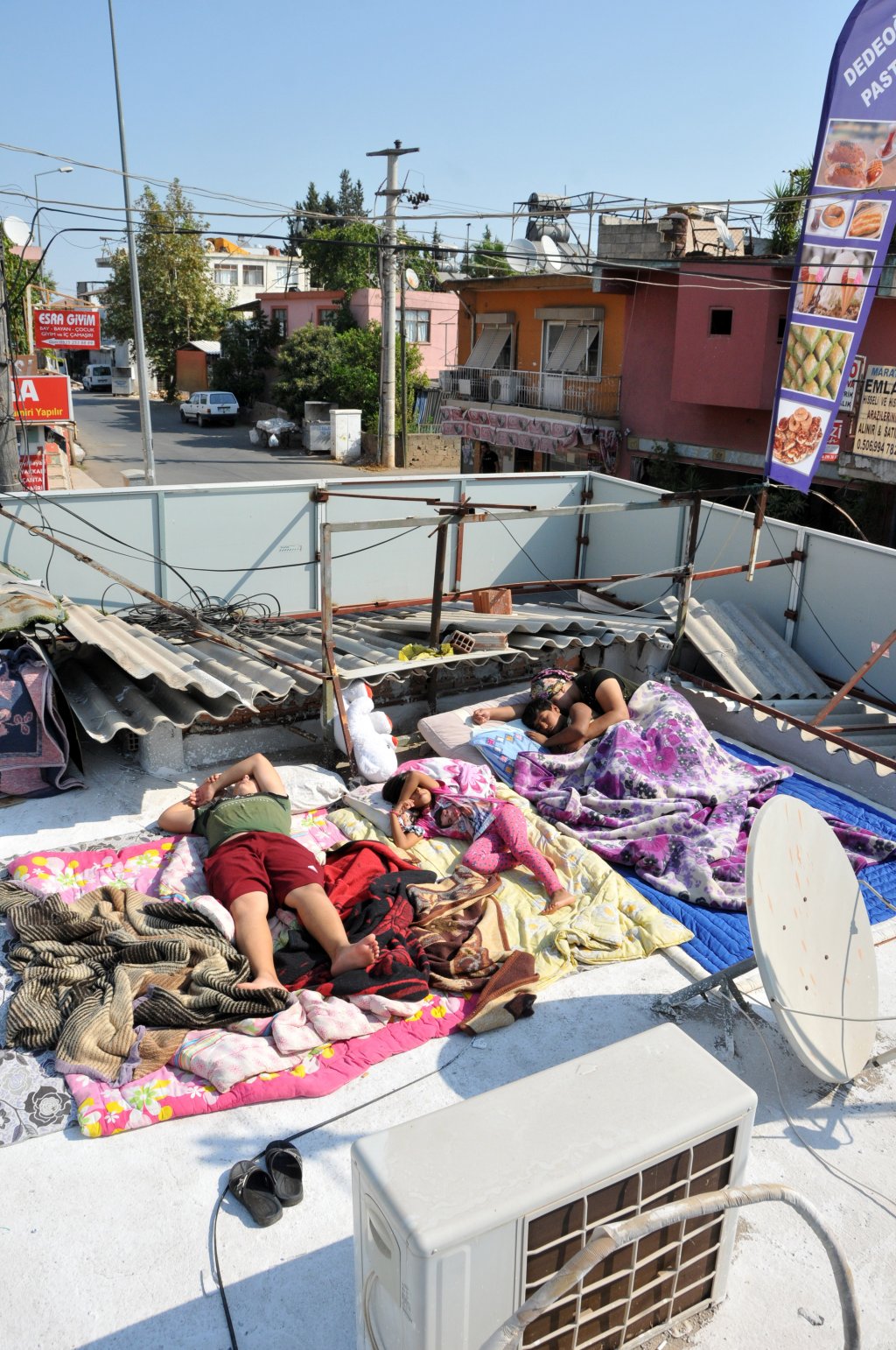 Evinden atılan kadın 3 çocuğuyla sokakta yaşam mücadelesi veriyor