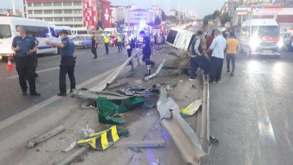 Pendik'te yolcu otobüsü devrildi! Çok sayıda yaralı var