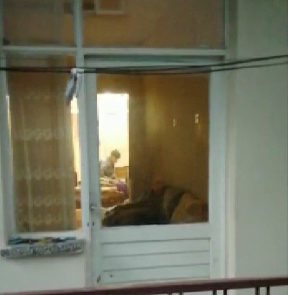 Engelli kızını döven babanın komşuları: Büyük kızını döverek hastanelik etti