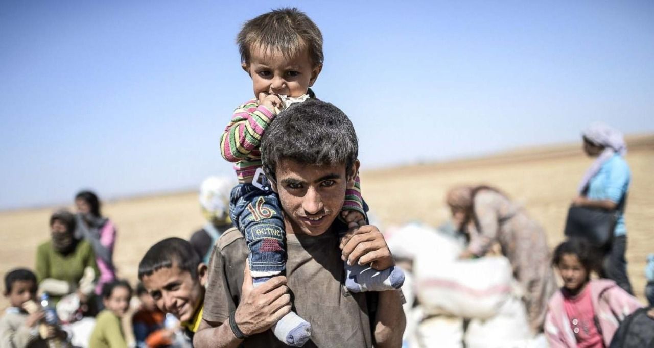 Hollanda: Yunanistan, göçmenlerin paraşlarına el koyup onları denize itiyor