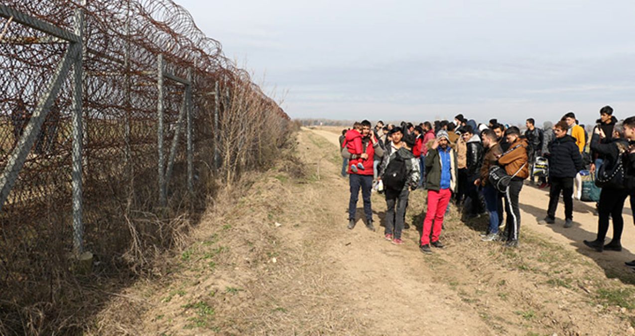 Hollanda: Yunanistan, göçmenlerin paraşlarına el koyup onları denize itiyor