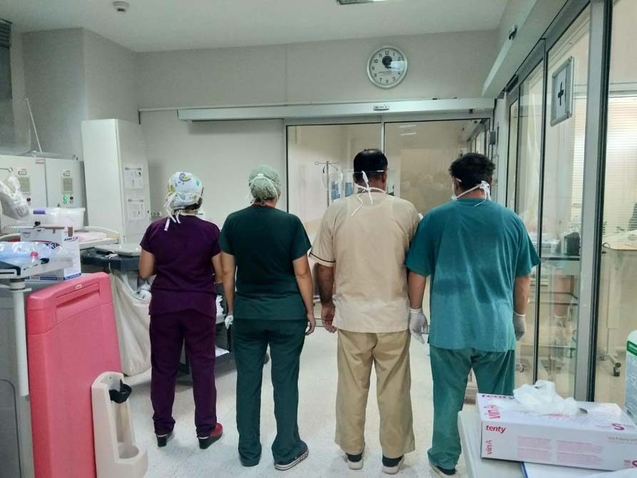 Doktorlar koronayla mücadelesini anlattı: Şartlarımızı görmüş olsalardı sokakta astronot gibi gezerlerdi