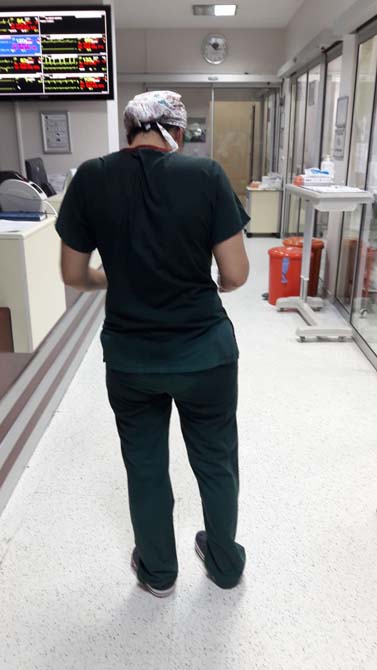 Doktorlar koronayla mücadelesini anlattı: Şartlarımızı görmüş olsalardı sokakta astronot gibi gezerlerdi