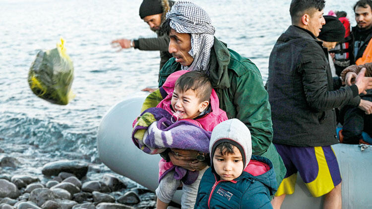 Akdeniz'de düzensiz göçmenleri taşıyan bot battı: 24 ölü 