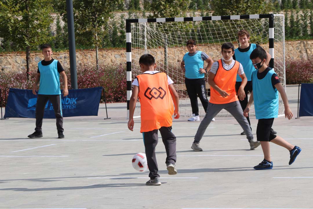 Pendikli gençlerden Millet Bahçesi’nde sosyal mesafeli futbol keyfi!