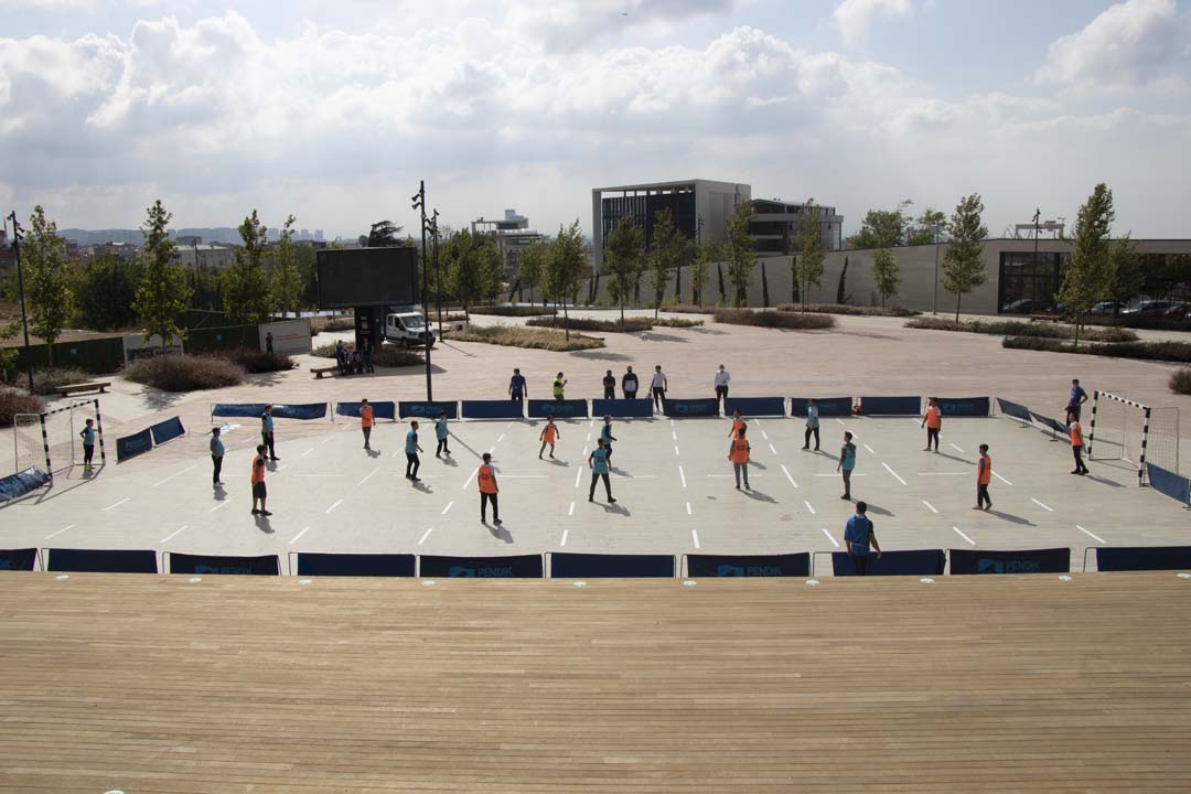 Pendikli gençlerden Millet Bahçesi’nde sosyal mesafeli futbol keyfi!