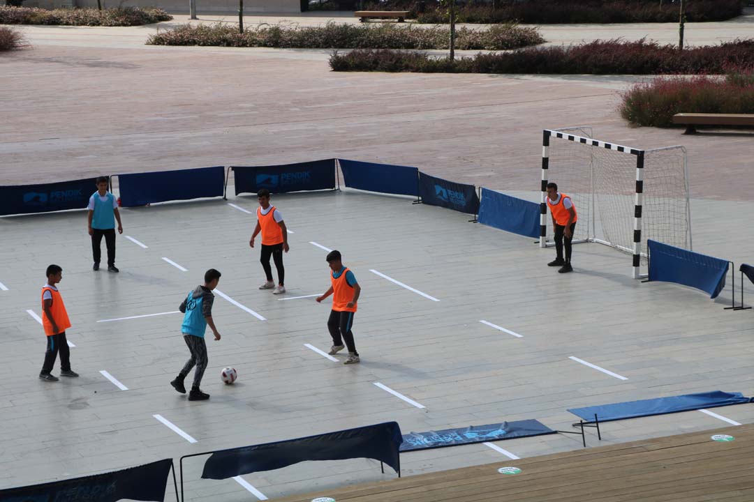 Pendikli gençlerden Millet Bahçesi’nde sosyal mesafeli futbol keyfi!