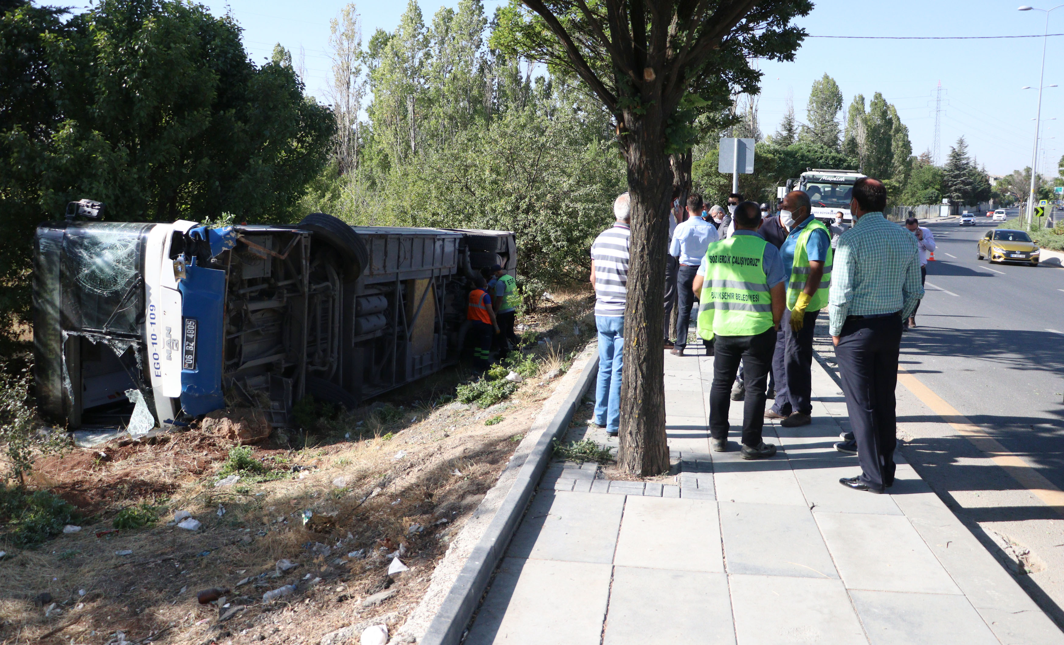 Ankara'da kontrolden çıkan belediye otobüsü devrildi