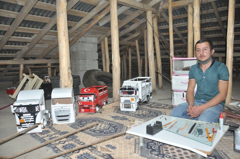 Atık malzemelerle yatpığı araba maketleri, görenleri hayran bırakıyor