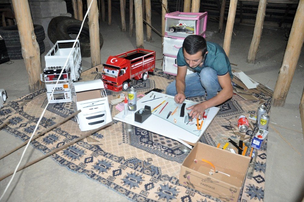 Atık malzemelerle yatpığı araba maketleri, görenleri hayran bırakıyor
