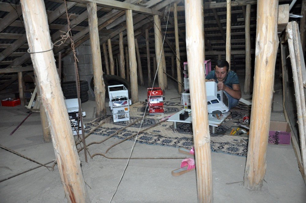 Atık malzemelerle yatpığı araba maketleri, görenleri hayran bırakıyor