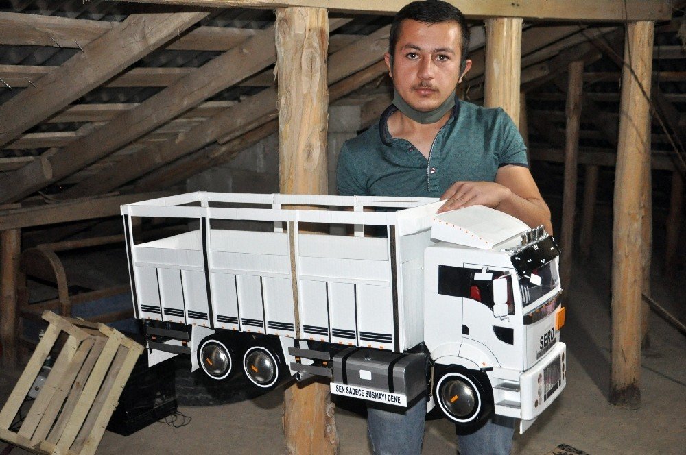 Atık malzemelerle yatpığı araba maketleri, görenleri hayran bırakıyor