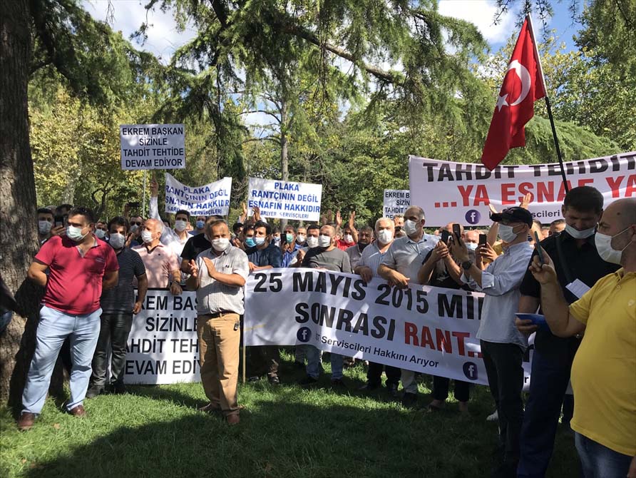 Servisçiler, İmamoğlu'nun plaka açıklaması üzerine İBB önünde eylem yaptı