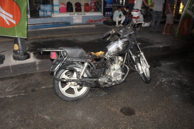 Adıyaman'da trafikten men edilen bir kişi polislere kızıp motosikletini ateşe verdi